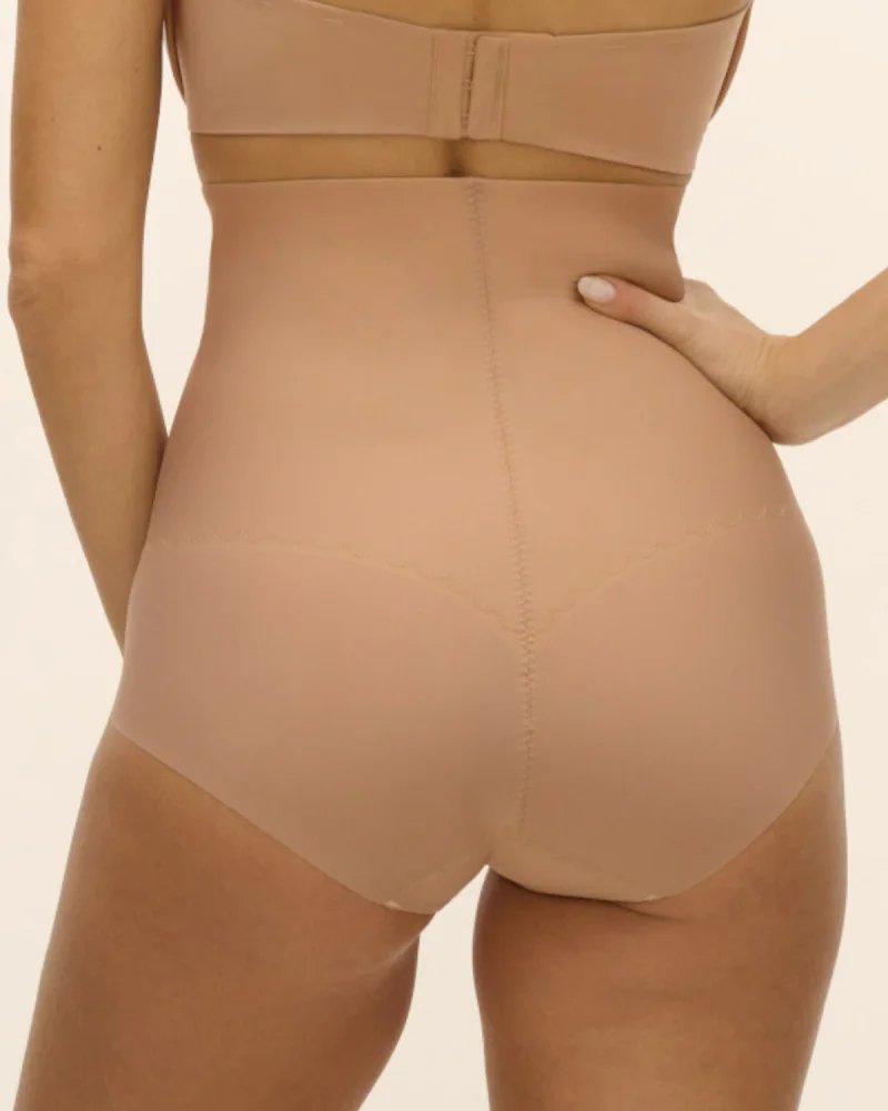 Wacoal – majtki modelujące z wysokim stanem Flawless – cieliste