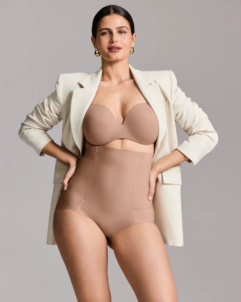 Wacoal – majtki modelujące z wysokim stanem Flawless – cieliste